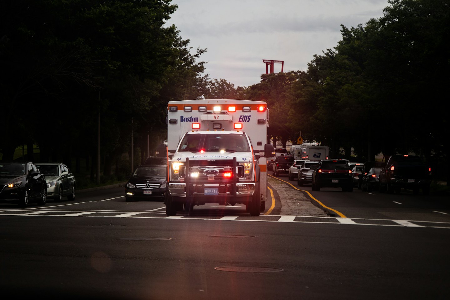 Ambulance met zwaailichten die door het verkeer rijdt op een weg.