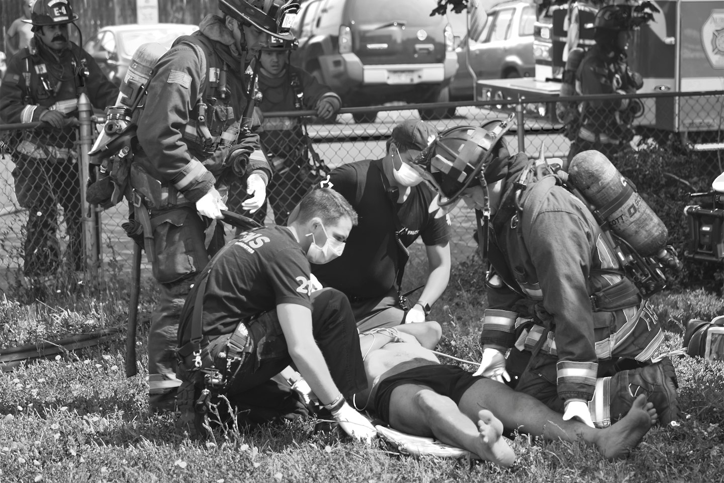 Brandweerlieden en ambulancepersoneel helpen een gewonde buiten.